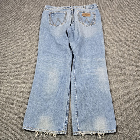 Wrangler Jeans Mens 40x32 Light Wash Relaxed Bootcut Denim Frayed Hem 38x30 - Picture 2 of 13